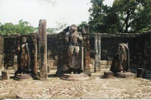 Polonnaruwa resti di tempio e statue.jpg